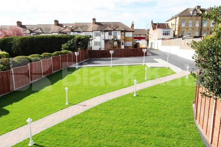 			Gated development!, 2 Bedroom, 1 bath, 1 reception Flat			 Oakleigh Road North, Whetstone